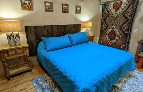Enchanted Casita with Private Outdoor Hot Tub and Patio, Near Santa Fe Plaza, Sleeps 4 with free parking - Foto 36