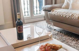 Two Bedroom Luxury Apartment - Balcony with View of Notre Dame - Foto 6