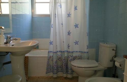 SPACIOUS FLAT WITH SEA VIEWS, FOR 8 PEOPLE WITH 3 BEDROOMS, 2 BATHROOMS and NEXT TO THE BEACH!! - Foto 19