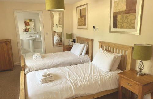 Gamekeepers Cottage - Hot Tub, 2 bed, sleeps 4, private patio, AC, stunning views - Photo 23