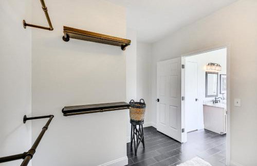 Bright and Elegant Home in High Point with Deck! - Foto 20