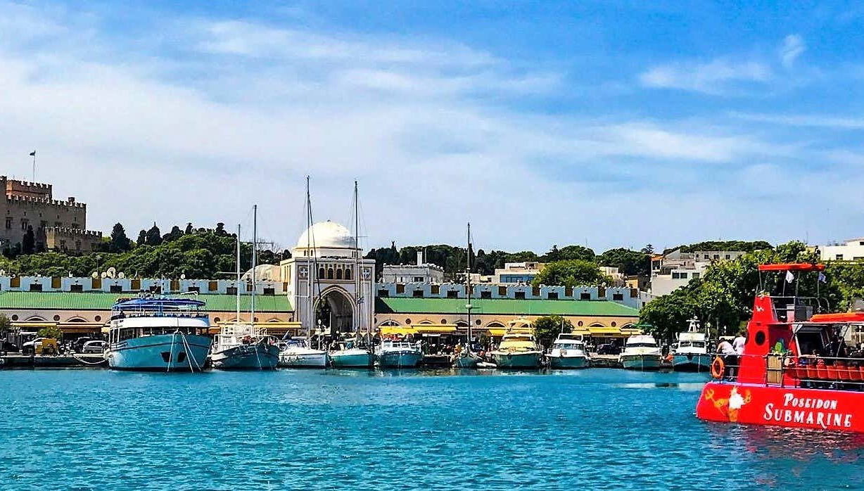 Paseo en barco con fondo de cristal