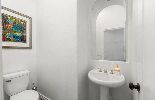 Spacious Luxury home in Gated Community with Resort Pool & Scenic Views - Photo 61