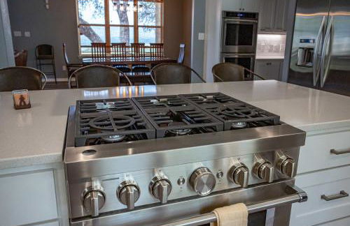 Lakefront 6BR Retreat w Dock & Game Room - Foto 7