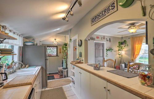 Stylish Woodfin Home with Backyard and Fire Pit - Foto 10