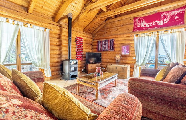 Luxurious Private Cabin Pool Hottub & Fireplace - Photo 8