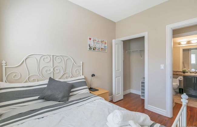 Bright 2 BR Private Suite by Elevate Rooms - Photo 4