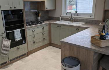 Kingfisher Lodge - Lakeside Lodge With Hot Tub - Foto 35