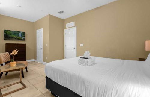 Cozy & Elegant 4BR Enchanted Townhouse - 1 Mile to Disney with Resort Pool, Gym, & Jacuzzi - Photo 32