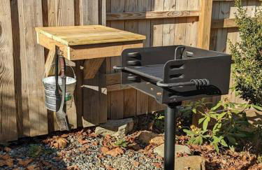 Water's Edge, Covered Porch, Deep Creek as your Backyard Haven, Hot Tub, Pool Table, Fire Pit, Close to Town & Entrance to National Park - Foto 38