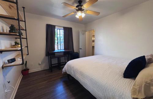 Luna's Cozy Private Hosted Suite with Fireplace and 2 Bedrooms - Foto 11