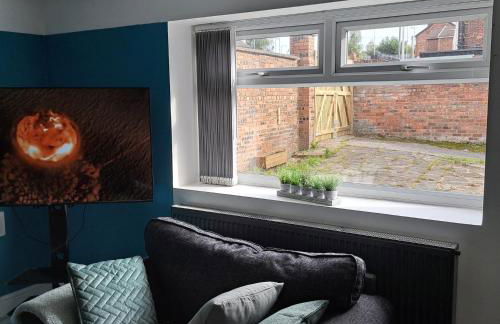 Spacious & comfy 4 bed house, 6 Beds, Free Private Parking & Wifi - Foto 34