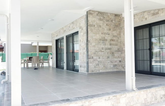 Stunning 4-bed Villa Grey 4 Bedrooms Private Pool - Photo 20