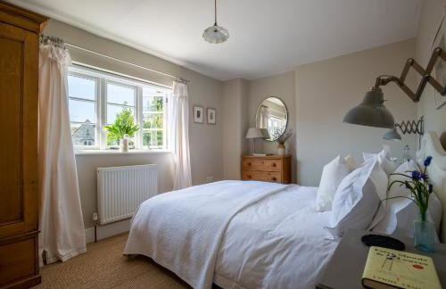 Gleneda Cottage - a renovated, traditional Cotswold cottage full of charm with fireplace and garden - Photo 22