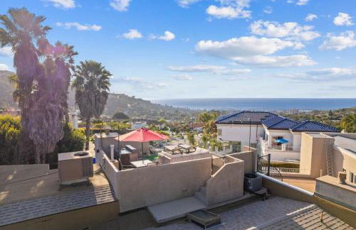 Oceanview Luxe Retreat with Rooftop - Foto 53