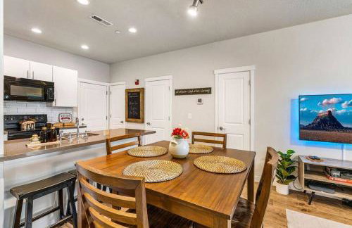 Spacious 2-Story, Pet&Fam Friendly, WFH, Gym&Pool - Foto 13