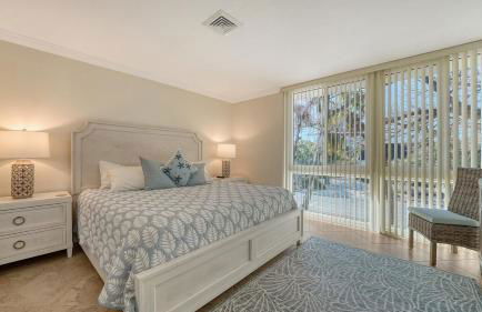 Walkable to Beach, Restaurants, Entertainment! - Photo 16