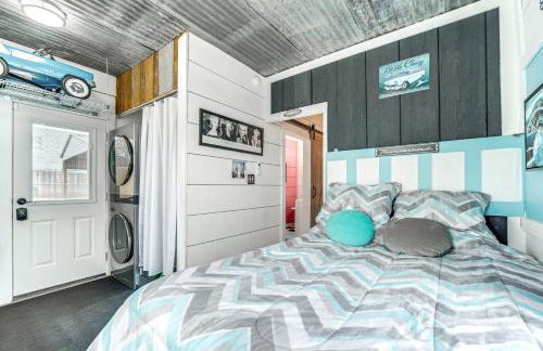 Fifties Diner-Style Llano Home with Shared Fire Pit - Photo 15