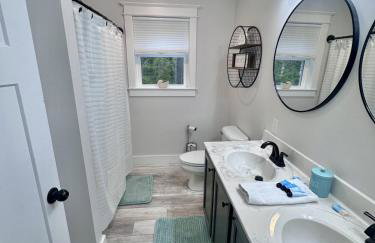 Luxury Waterfront Retreat with Hot Tub Near Acadia - Foto 22