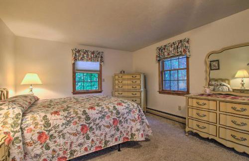 Waterfront New England House on Wickaboag Lake! - Foto 13