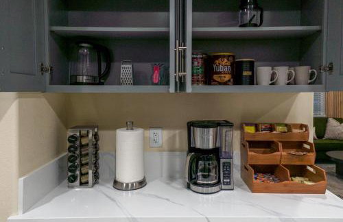 Spacious Disneyland Getaway I Game Room, King Suites & EV Access I Sleeps 14 - Foto 10