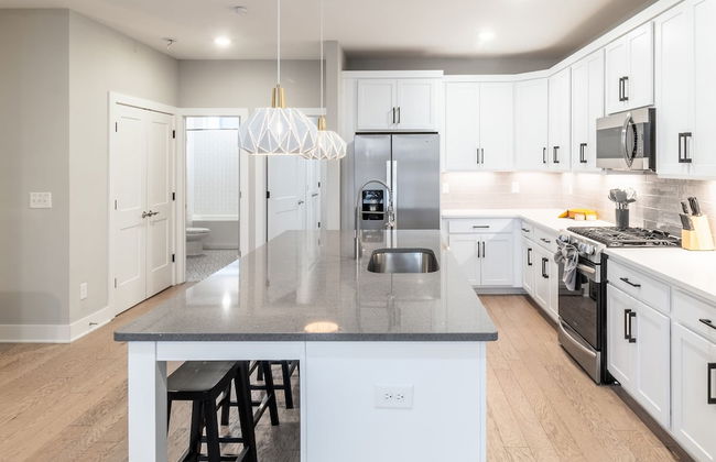 Monty by Avantstay 4bdr 4BA Balcony w Outdoor Seating 5mins to DT - Photo 12