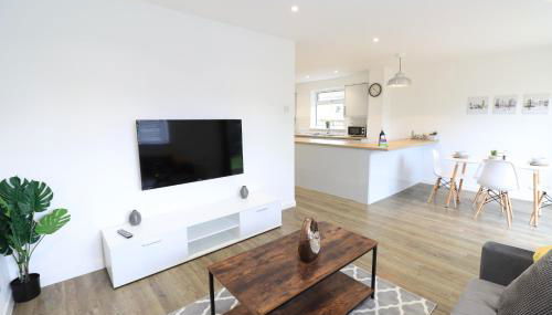 Detached Bungalow - Sleeps 8 - Free Parking, Fast Wifi, Smart TV and Garden by Yoko Property - Foto 3