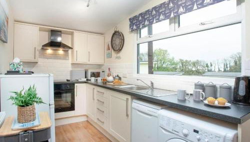 Sunnydaze-detached chalet with 2 bedrooms and 2 bathrooms and private parking outside door - Foto 3