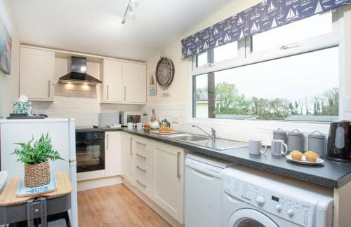 Sunnydaze-detached chalet with 2 bedrooms and 2 bathrooms and private parking outside door - Foto 3