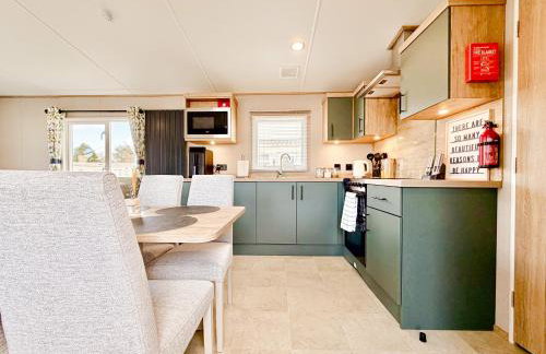 The Retreat - An Luxurious Caravan in Towyn, Wales - Photo 9