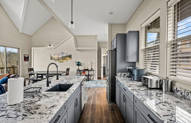 NEW Lake View Indoor Pool Sleeps 14 Hot Tub - Foto 8