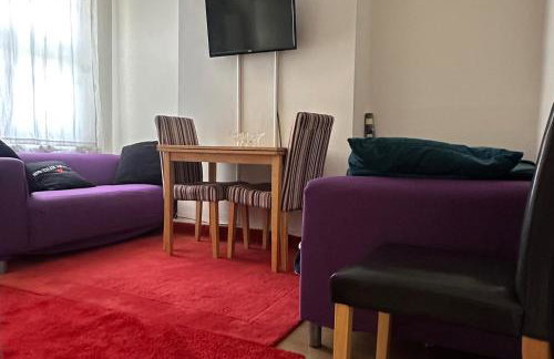 Curzon St - 4 Beds Sleeps 7 with Street Parking - Foto 1