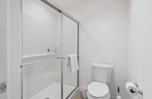 1642 Z5 VILLAGE OF LAKE DENHAM by REMAX Premier - Foto 3