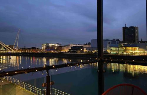 Luxury 2 Bedroom waterfront apartment with balcony - Foto 10