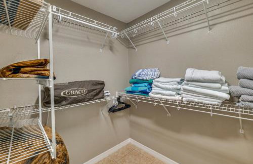 Family Oasis with Game Room and Pool in Davenport! - Foto 17