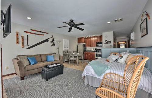 Pet-Friendly Retreat with Deck Steps to Marina! - Foto 8