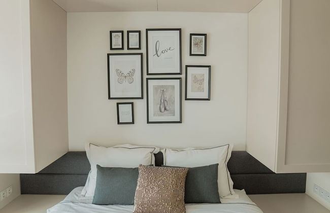 Chic Metro-side Apartment - Photo 6