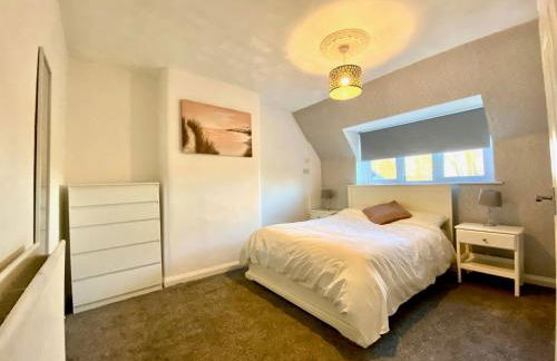 Spacious 3BR Home with Garden and Parking - Photo 10