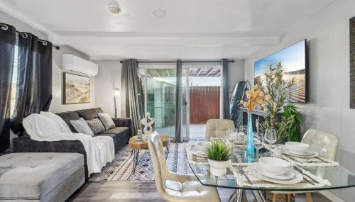 Entire Private Home with 2 Bedrooms 1 Bathroom, Gated Yard, Driveway Parking, Available Now - Foto 3