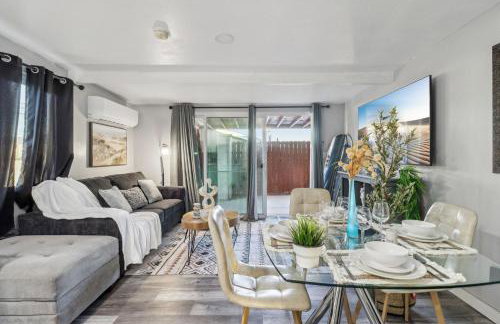 Entire Private Home with 2 Bedrooms 1 Bathroom, Gated Yard, Driveway Parking, Available Now - Foto 3