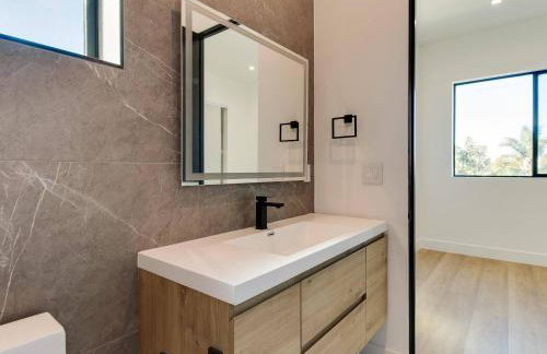 Modern Luxe Retreat Three-Bedroom #4 - Photo 28