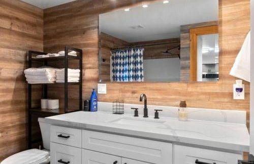 Luxe Chalet at Rainier Entrance with Hot Tub-AC-WiFi - Photo 21