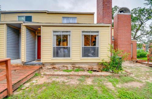 College Station Gem with Pool Access Near University - Foto 24