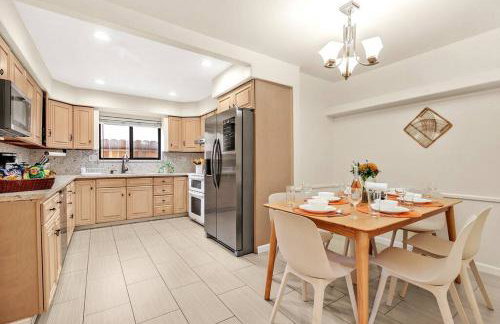 King Suite, 5 Queen beds Spacious Modern Home - Foto 15