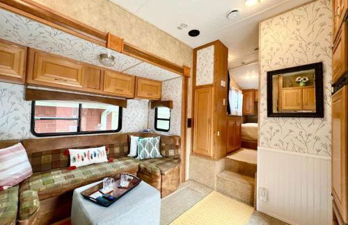 The Glamper Spacious 5th Wheel - Foto 1