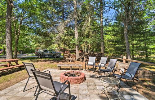 Higgins Lake Getaway with Fire Pit, Walk to Beach! - Foto 25