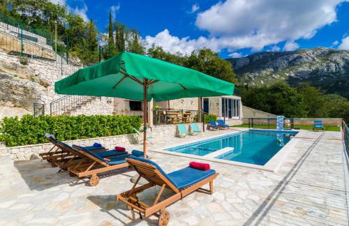 Villa Falcon Rook - Photo 18