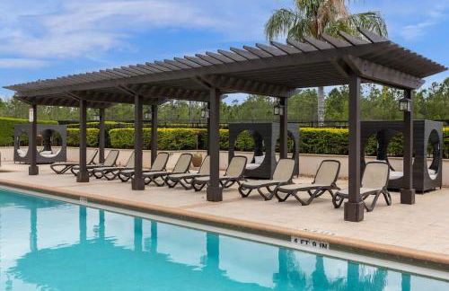 Cozy & Elegant 4BR Enchanted Townhouse - 1 Mile to Disney with Resort Pool, Gym, & Jacuzzi - Photo 46
