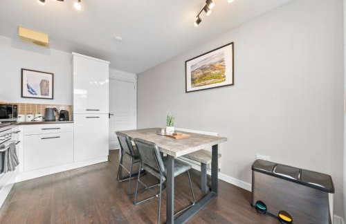 Modern Stirling Apartment - Free Parking - Photo 12