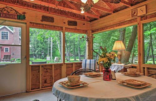 Secluded Birnamwood Cottage with Deck and River Views! - Foto 7